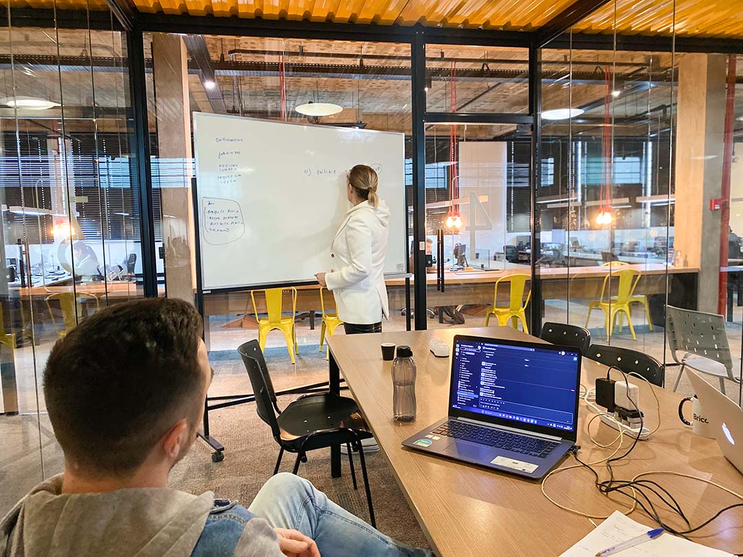 Equipe em reunião sobre transformação digital contábil